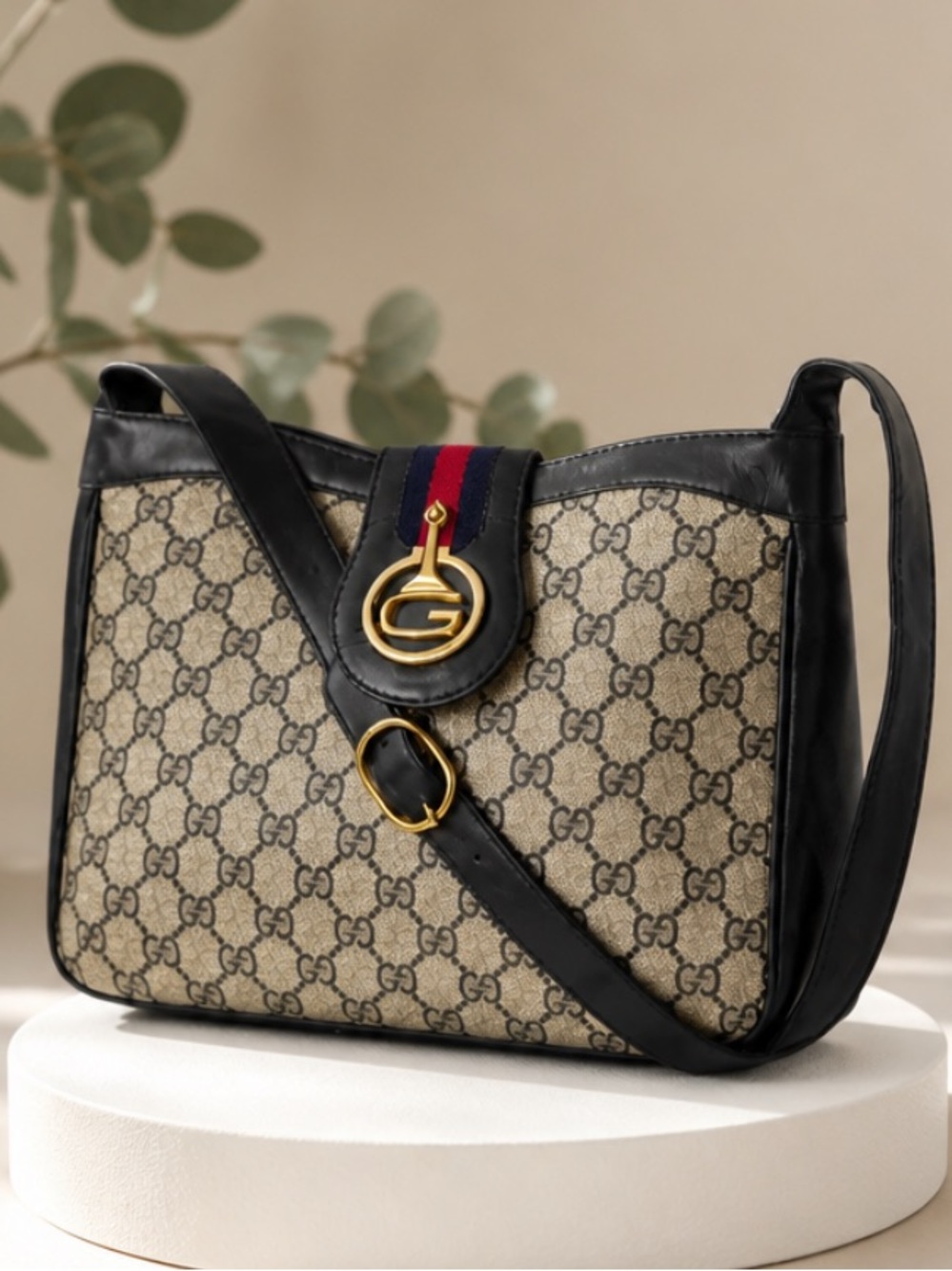 🔥🔥SALE🔥🔥Authentic Gucci Canvas Sherry Line Shoulder Bag.